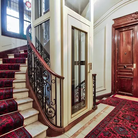 Theodule Ribot Apartment *