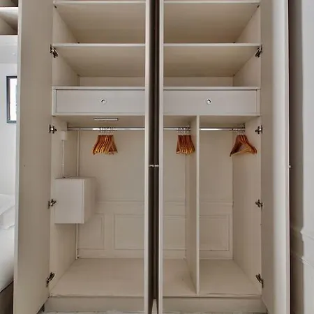 Theodule Ribot Apartment *